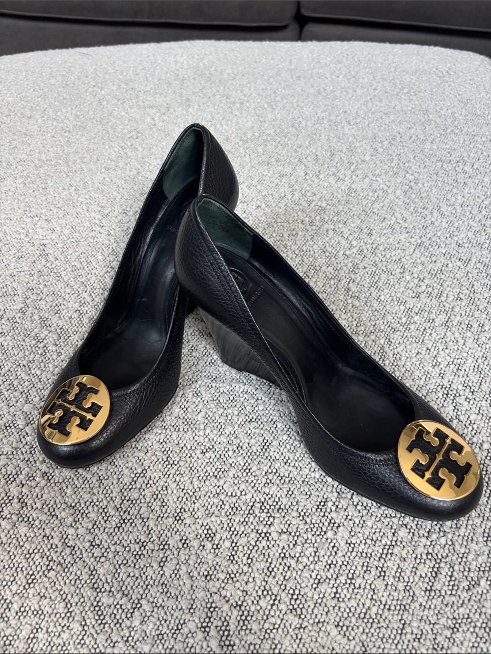 New! Tory Burch Black Pebbled Leather Wedge Heels Gold Logo 9 - Picture 9 of 11